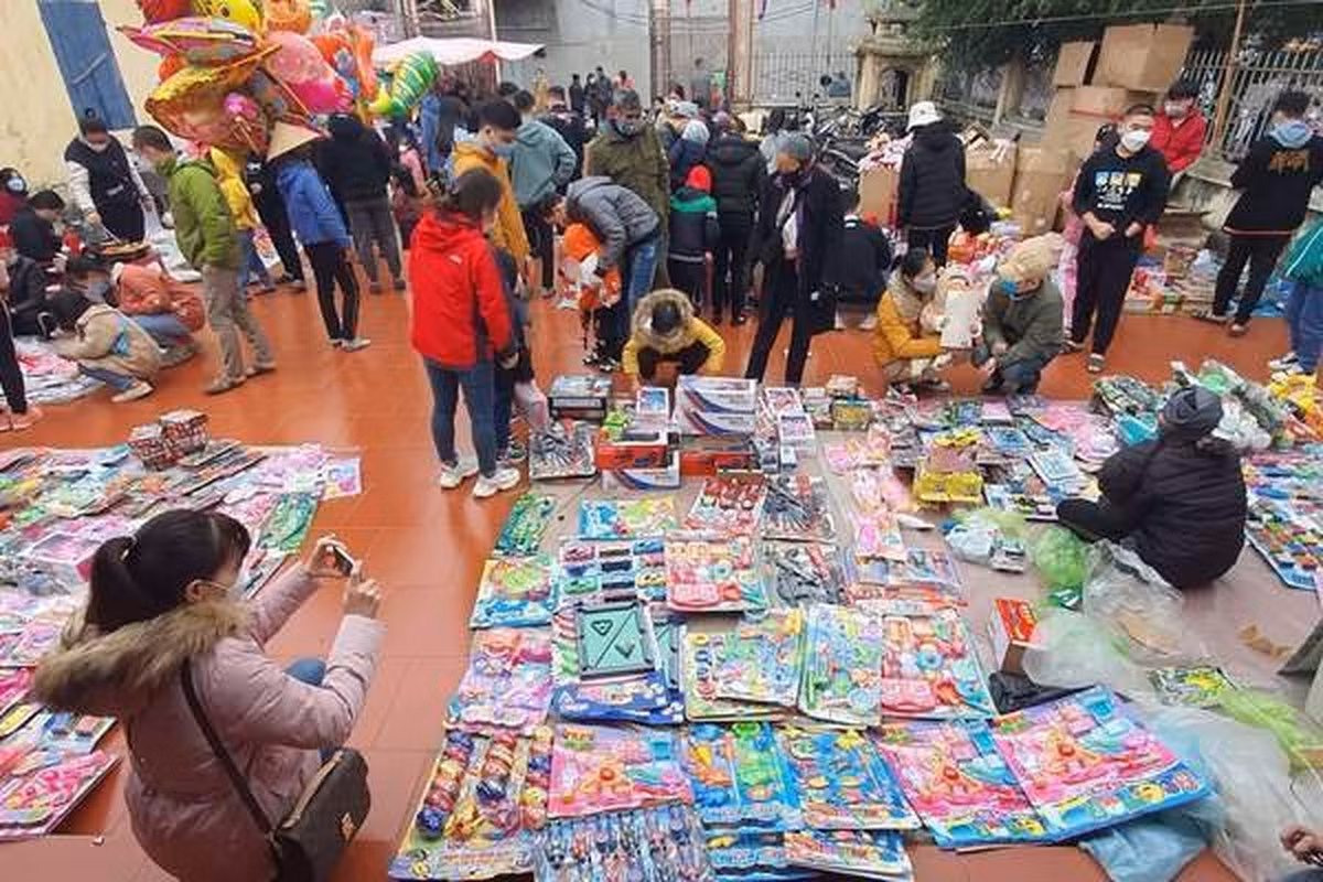 Chợ đình Phong Lôi (Thái Bình) một năm chỉ họp duy nhất một lần, vào ngày mùng 2 Tết. Ảnh: Vietnamnet