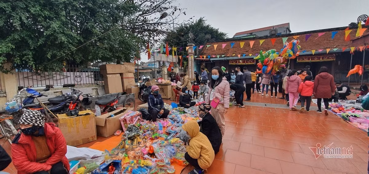 Chợ chỉ bán đồ chơi cho trẻ em. Khách hàng của phiên chợ độc đáo này toàn là trẻ em. Ảnh: Vietnamnet