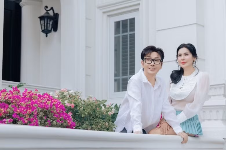 Ban công là không gian thư giãn lý tưởng của cặp đôi. Ảnh: FBNV