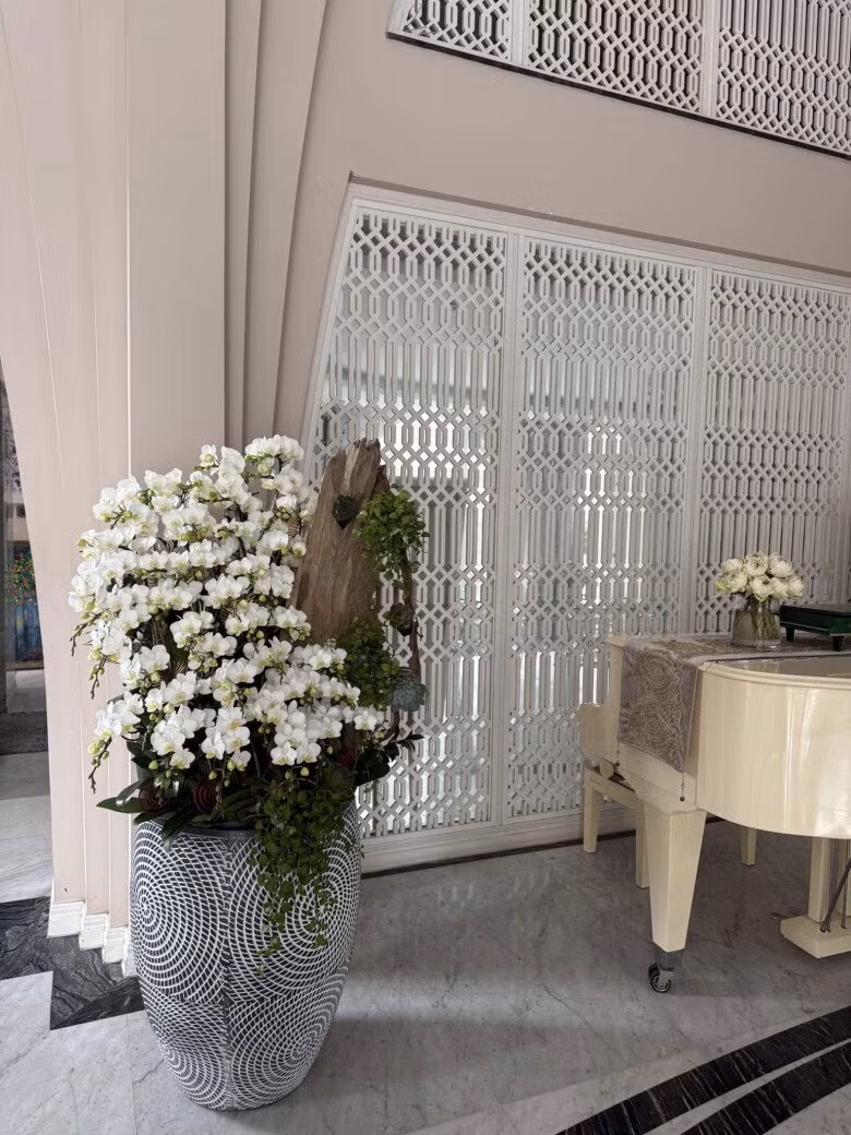 Đàn piano trắng đặt gần cửa ra vào. Ảnh: FBNV