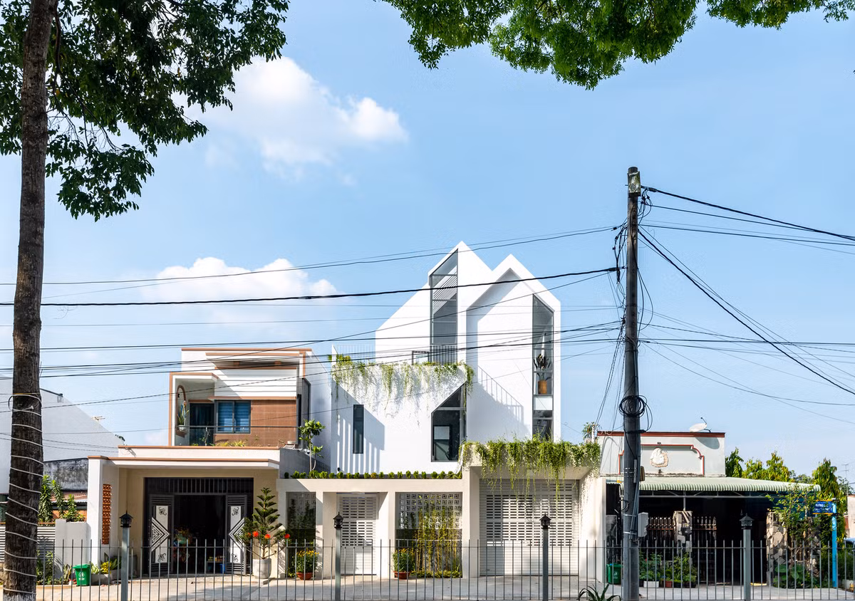 Tọa lạc tại thị trấn Trảng Bom (ở Đồng Nai), ngôi nhà được thiết kế cho gia đình 5 người gồm vợ chồng và 3 con nhỏ. Ảnh: Lonton Studio