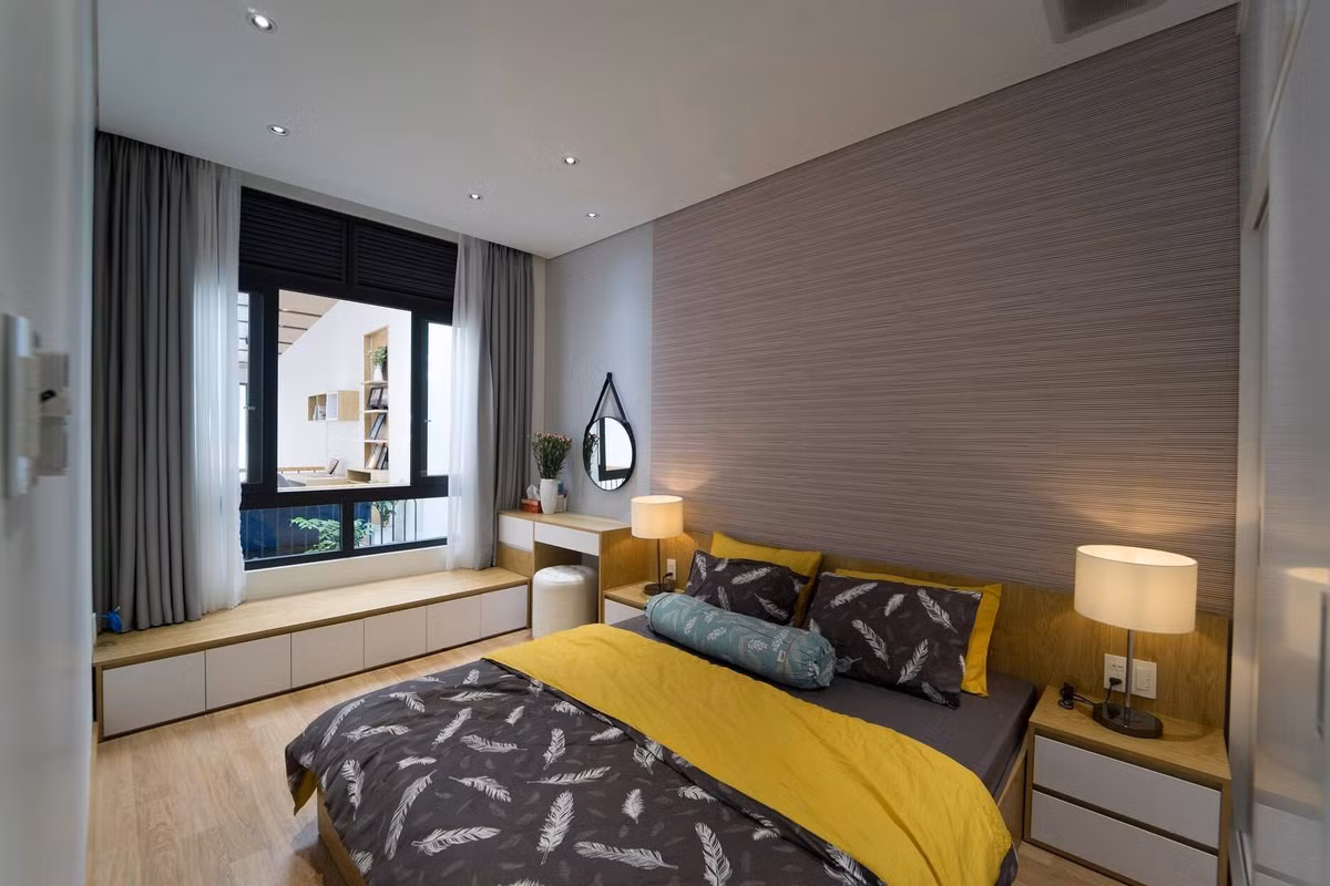 Bố trí cạnh khoảng thông tầng nên phòng ngủ sở hữu bầu không khí trong lành. Ảnh: QPS House