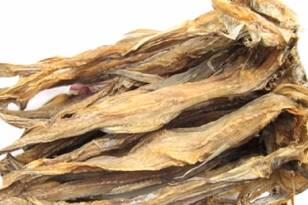 Bên cạnh cá tươi, nhiều cơ sở còn chế biến cá khoai khô, giá khoảng 600.000 đồng/kg. Ảnh: FPTShop