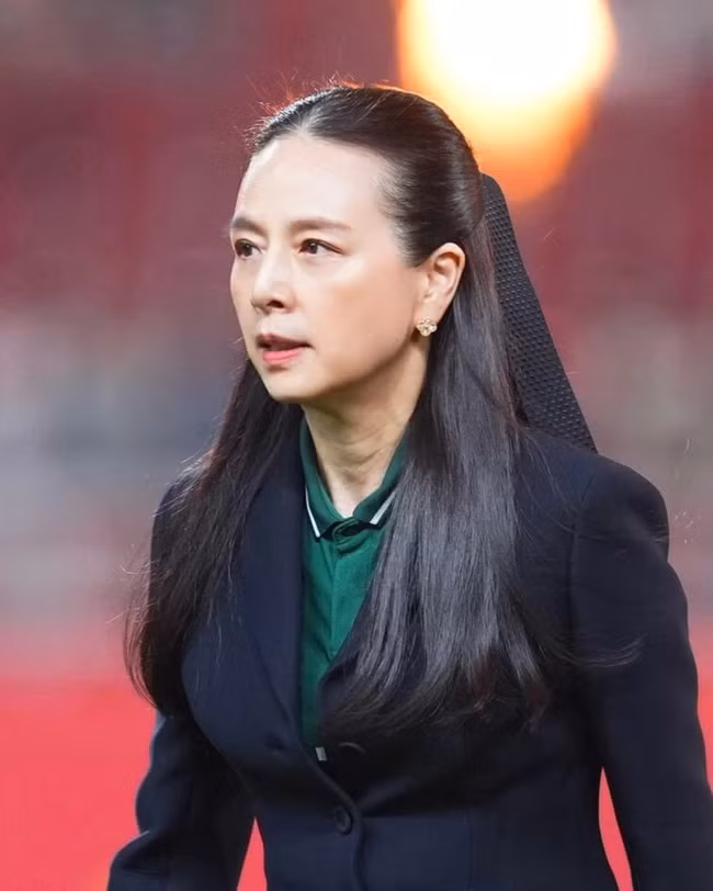 Bà Nualphan Lamsam (biệt danh Madam Pang) - Chủ tịch LĐBĐ Thái Lan (FAT) là gương mặt được giới truyền thông Thái Lan đặc biệt quan tâm sau khi LĐBĐ nước này thua kiện Công ty TNHH Siam Sport Syndicate Public Company Limited và phải đền bù số tiền 360 triệu baht (khoảng 271 tỷ đồng). Ảnh: FB Madam Pang