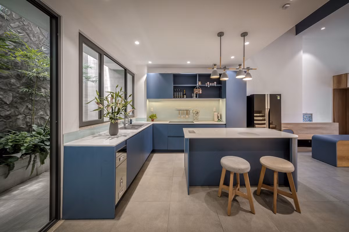 Nhà bếp và phòng ăn ở tầng trệt có thể nhìn thấy bầu trời qua giếng trời. Ảnh: Minh Quốc Bùi