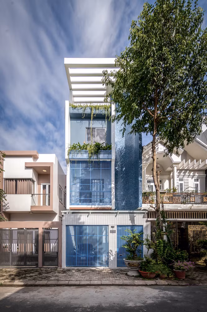 Grow Up House được xây dựng vào năm 2020 sau khi tỷ lệ lây nhiễm đại dịch COVID-19 giảm và ổn định. Gia chủ cần một nơi để các con được an toàn và lớn lên khỏe mạnh, có thể trải nghiệm tuổi thơ ngay tại nhà. Ảnh: Minh Quốc Bùi