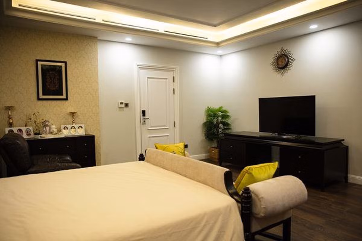 Phòng ngủ ấm cúng với gam màu vàng chủ đạo. Ảnh: FBNV