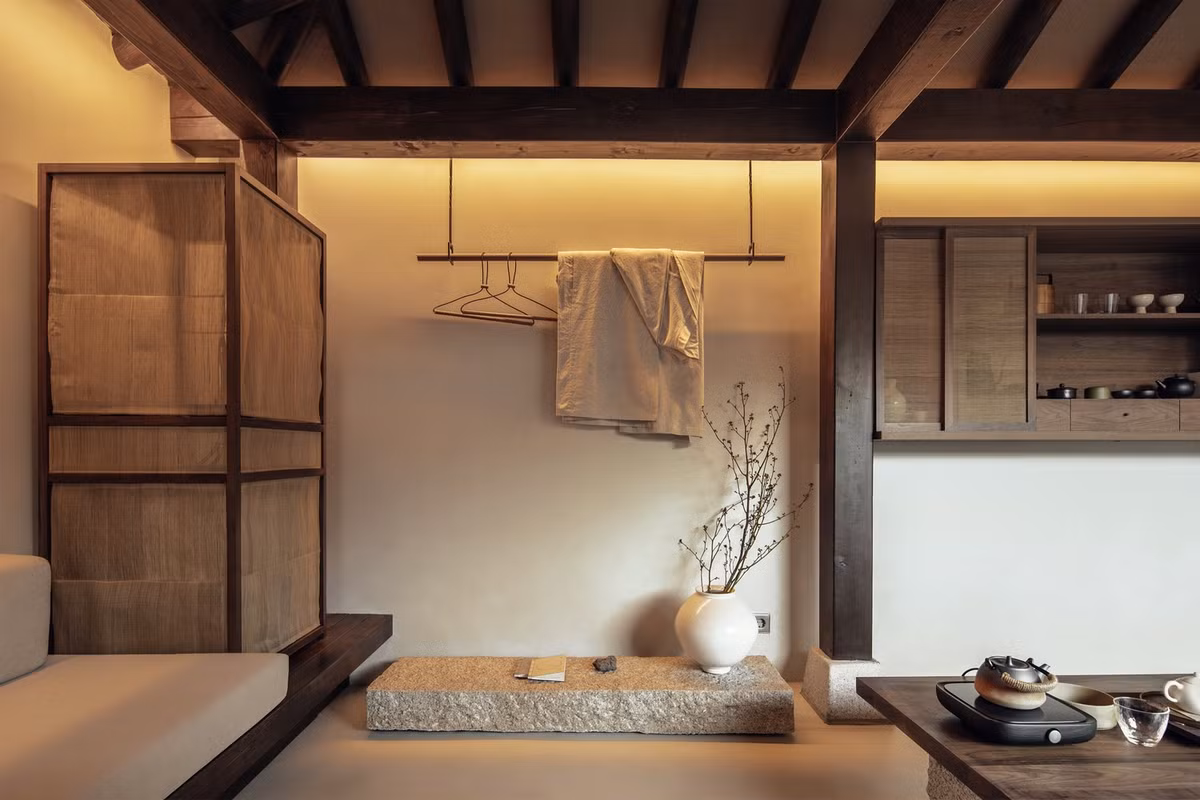 Thiết kế liền mạch, không có sự ngăn cách giữa các phòng giúp căn nhà dù nhỏ nhưng không hề chật chội, bí bách. Ảnh: Texture on Texture