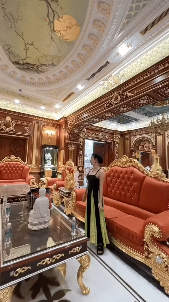 Bên trong căn nhà là sự nguy nga, bề thế không kém khách sạn 5 sao. Ảnh: chụp màn hình