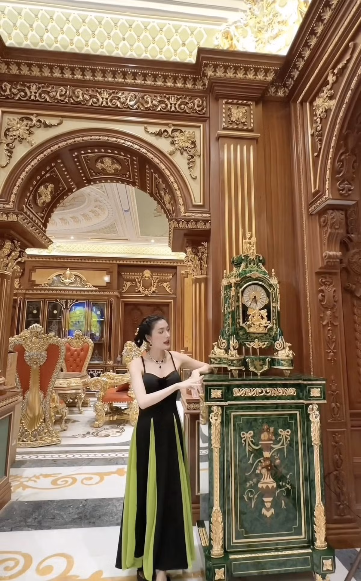 Ấn tượng nhất là chiếc đồng hồ làm từ đá khổng tước. Ảnh chụp màn hình