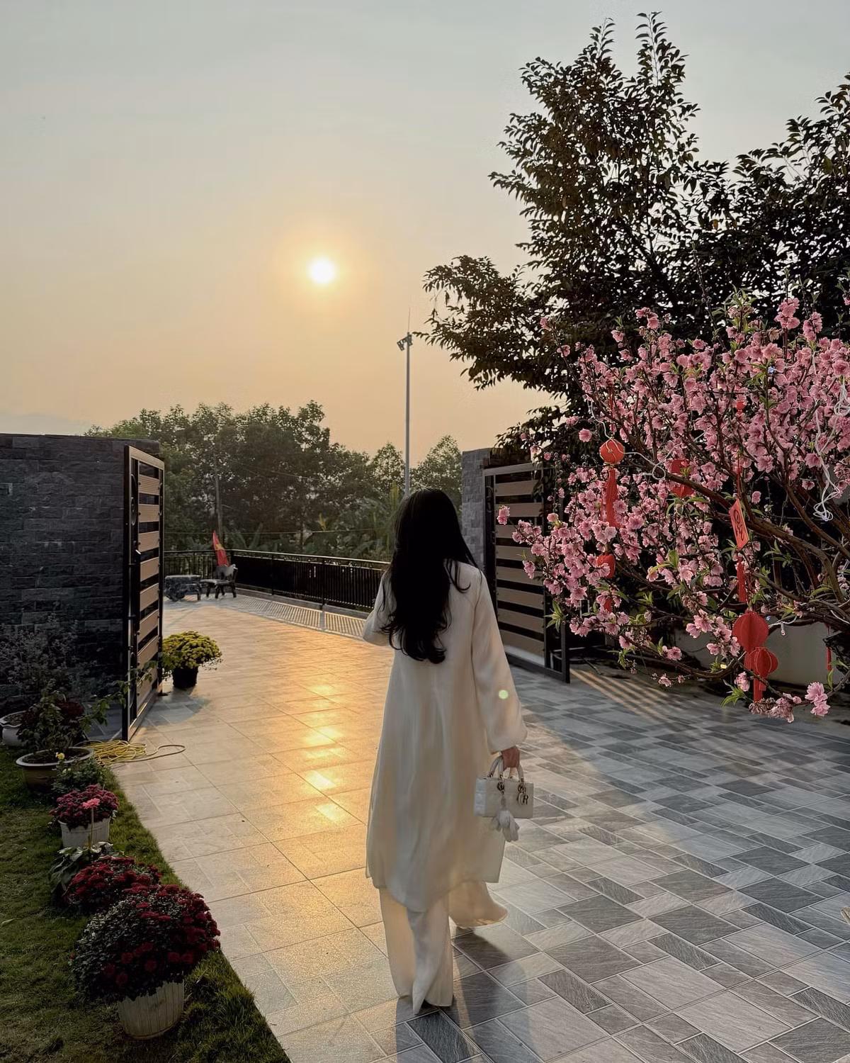 Phía trước ngôi nhà là khoảng sân rộng. Ảnh: FB Ngô Tố Uyên