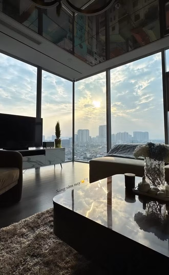 Căn hộ của vợ chồng Thành Chung sở hữu tầm view cực đỉnh, ngắm trọn Hà Nội với diện tích 131m2. Ảnh: FB Ngô Tố Uyên