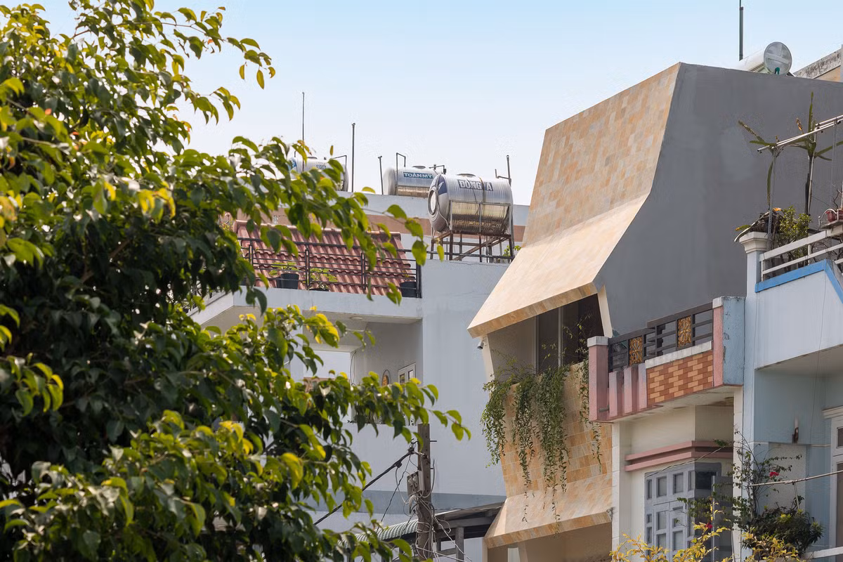 Tọa lạc tại quận 12 (TP HCM), ngôi nhà nổi bật với phần mặt tiền lấy cảm hứng từ các nếp gấp của nghệ thuật gấp giấy origami, tạo nên một cấu trúc hấp dẫn về mặt thị giác. Ảnh: Minq Bui