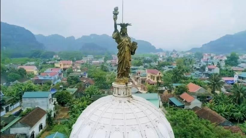 Căn biệt thự được xây dựng theo ý tưởng từ thời kỳ Phục hưng vào thế kỷ 14 đến 17 ở châu Âu. Trên nóc tòa nhà đặt bức tượng Nữ thần Tự do của Mỹ để tạo điểm nhấn. Ảnh: ĐSPL
