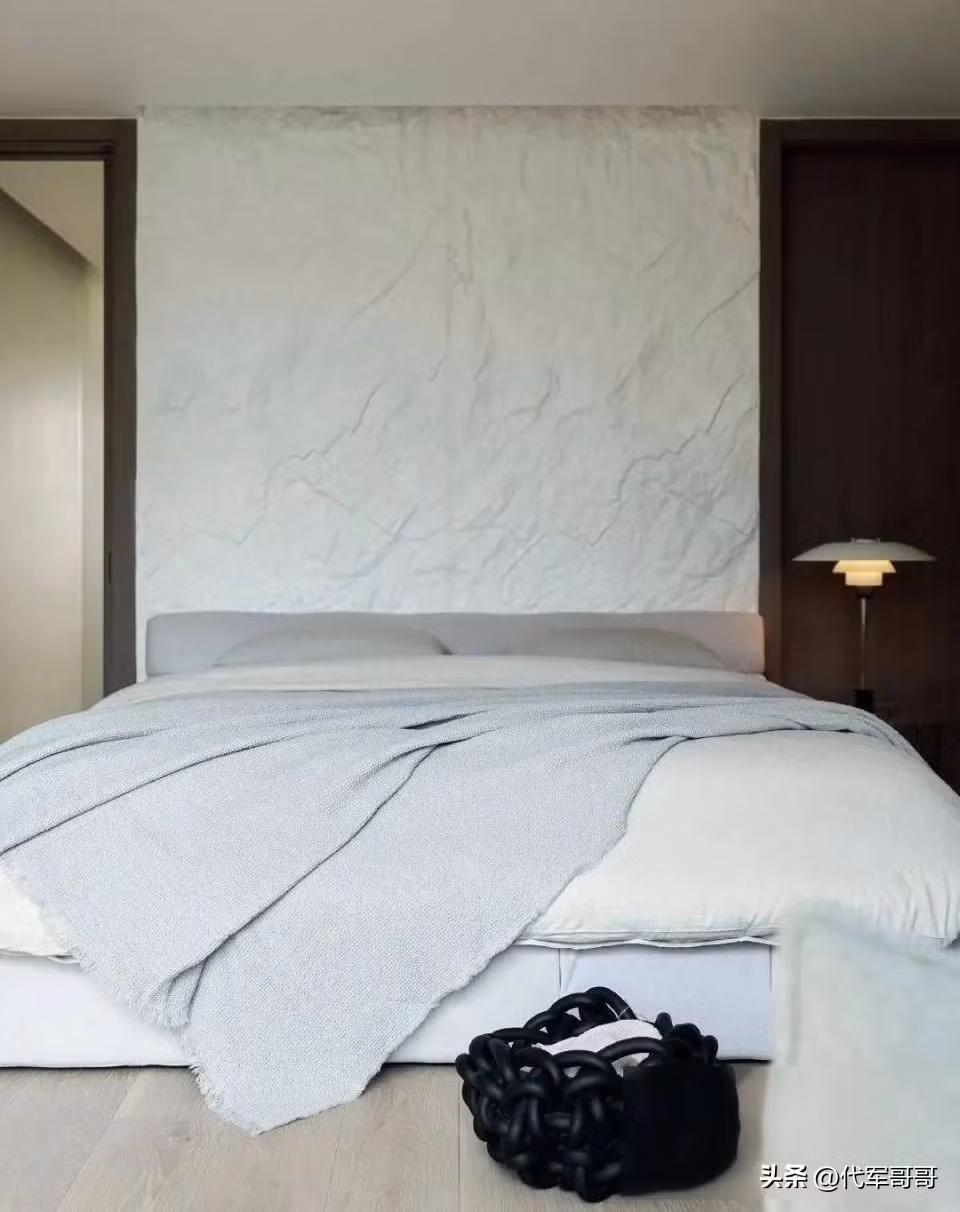 Đáng chú ý nhất là chiếc giường trị giá gần 400 triệu trong phòng ngủ của Điền Phác Quân và chồng tỷ phú. Ảnh: Sina