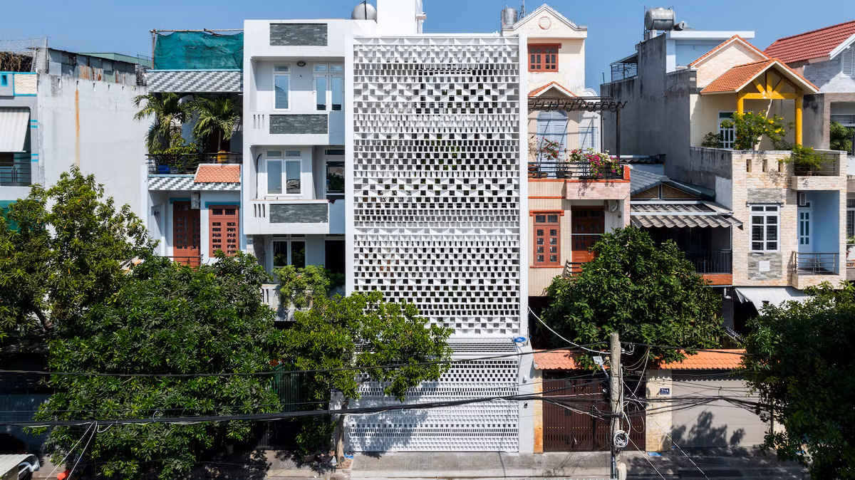 Khoảng 80% nhà ở khu vực đô thị tại Việt Nam theo phong cách nhà ống. Những công trình này thường được xây dựng trên những lô đất hình dải rộng từ 4 - 8 mét và sâu khoảng 20 mét, nằm san sát nhau. Ảnh: Hiroyuki Oki