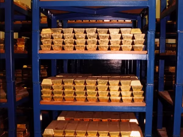 Một thỏi vàng trung bình nặng 400 ounce hoặc khoảng 28 pound (tương đương 12,7 kg). Một tấn vàng bằng 80 thỏi vàng. Ảnh: Bank of England