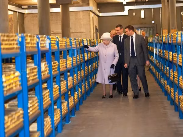 Nữ hoàng Elizabeth II tham quan hầm vàng trong chuyến thăm Ngân hàng Anh ở trung tâm London. Ảnh: Bank of England
