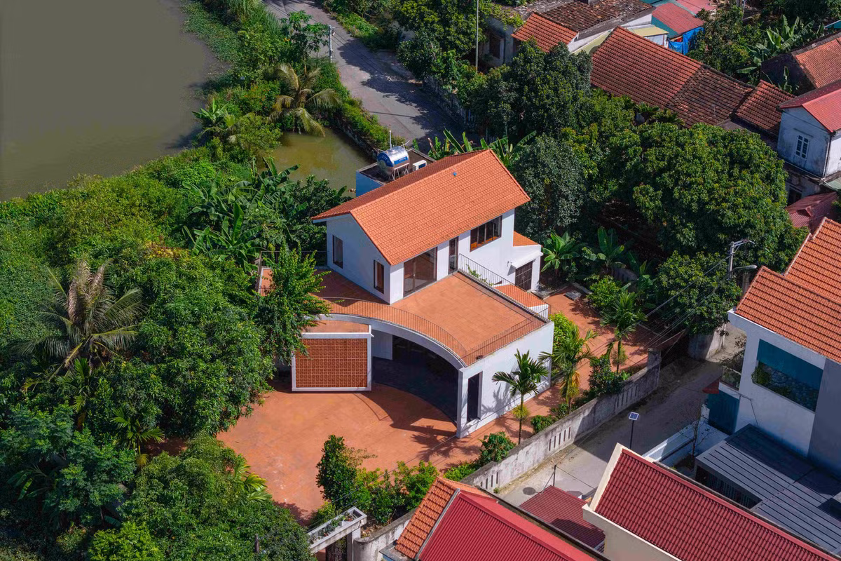 Hướng tiếp cận của thiết kế là làm mới các không gian công cộng trong nhà nông thôn truyền thống như khoảng sân, vườn, hiên để tăng cường sự kết nối trong gia đình. Ảnh: Triệu Chiến