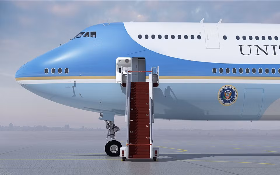 Air Force One có lớp vỏ ngoài được gia cố về mặt vật lý và điện tử để bảo vệ chống lại xung điện từ. Bên trong, máy bay phản lực tư nhân này cực kỳ rộng rãi, khoảng 370 m2, bao gồm khu y tế, phòng hội nghị, hai nhà bếp và khu ngủ. Ảnh: Boeing
