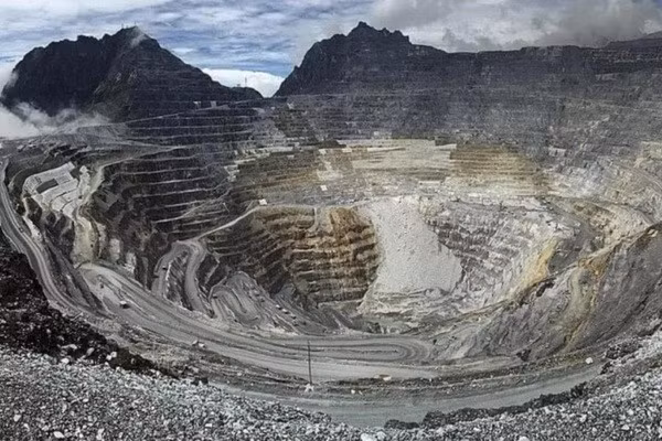 Mỏ Muruntau chứng kiến 4 giai đoạn phát triển kể từ khi bắt đầu hoạt động. Giai đoạn phát triển thứ 5 vẫn đang được tiến hành và dự kiến hoàn thành vào năm 2026. Ảnh: UzDaily.uz