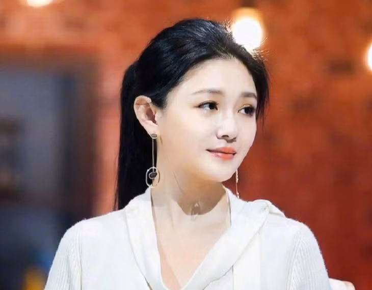 Mới đây, thông tin Từ Hy Viên qua đời ở tuổi 49 do nhiễm cúm Nhật khiến công chúng bàng hoàng. Em gái của nữ diễn viên - MC Từ Hy Đệ cho biết chị gái bị nhiễm cúm trong thời gian du lịch tại Nhật Bản. Ảnh: Weibo