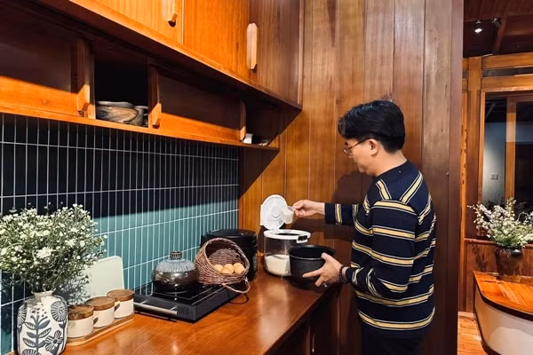 Khu bếp đơn giản nối liền phòng khách là nơi nam MC thường xuyên chế biến các món chay. Ảnh: FB Bùi Đại Nghĩa