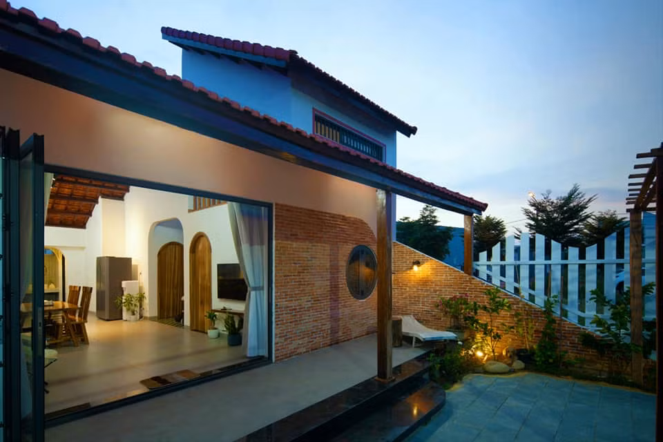 Không gian chức năng của ngôi nhà gồm 1 phòng khách, 1 phòng bếp kết hợp phòng ăn có tầm nhìn mở ra khoảng sân vườn, 2 phòng ngủ và 1 khu thờ. Ảnh: GreenConcept