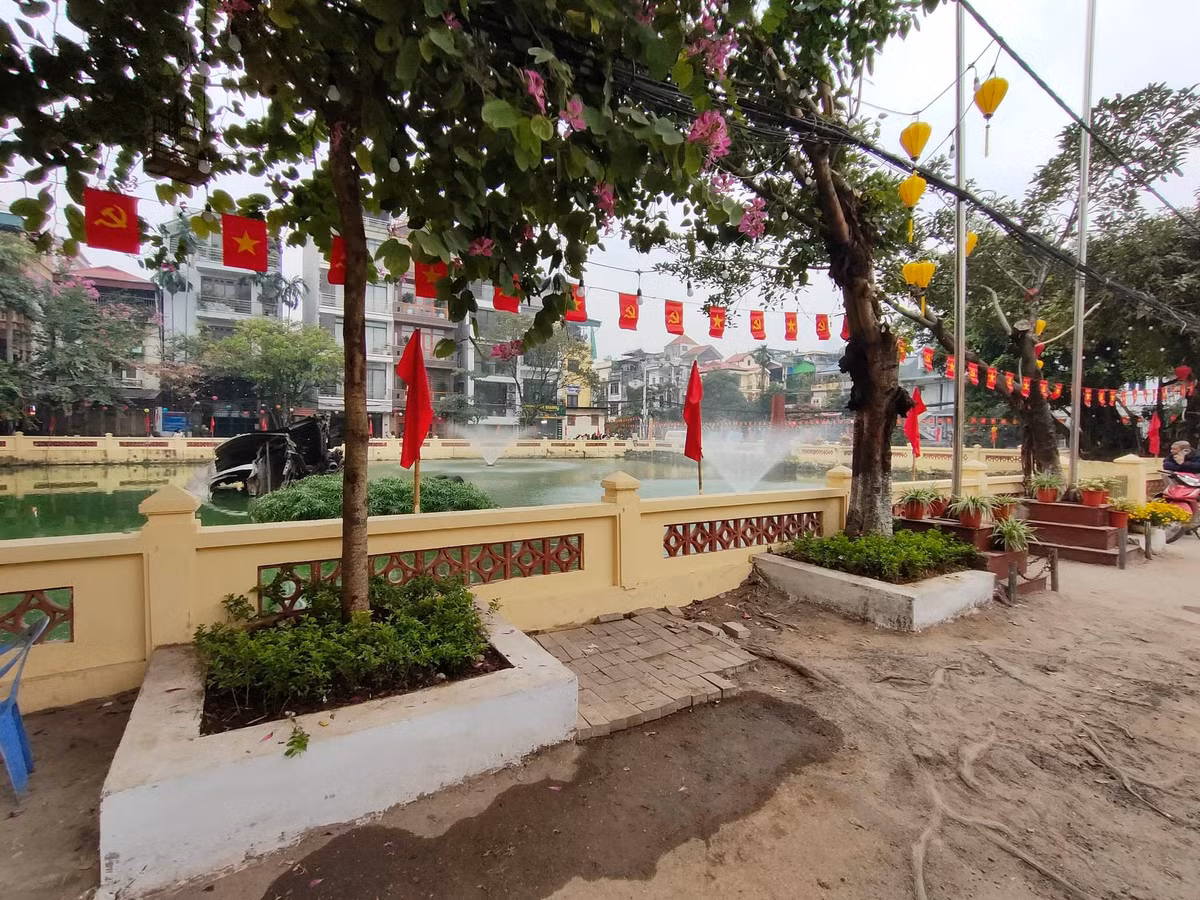 Phần sót lại của "siêu pháo đài bay" B-52 sau 50 năm vẫn in bóng nước. Hồ Hữu Tiệp với xác máy bay B-52 nằm ngay cạnh trường tiểu học Ngọc Hà.