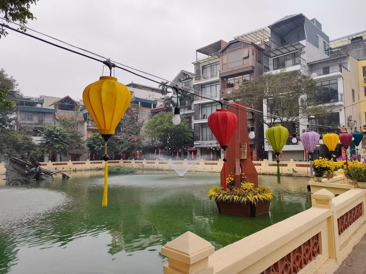 Những mảnh vỡ của “pháo đài bay” B-52 bị bắn rơi xuống hồ nhìn từ xa trông như một đống sắt. Vậy nhưng, chính “đống sắt” ấy là một trong những minh chứng hùng hồn ghi dấu chiến công vĩ đại của quân và dân Thủ đô.