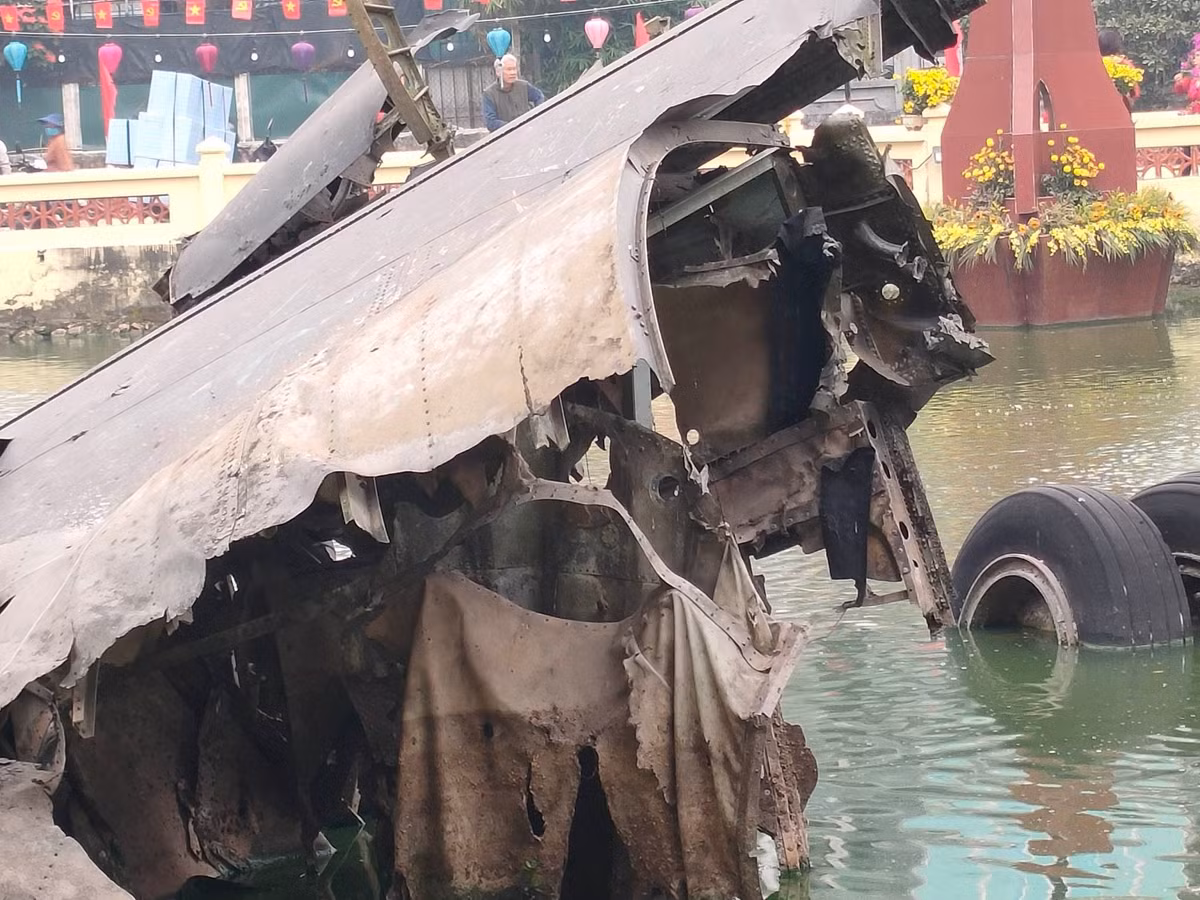 Sau khi bị tên lửa bắn trúng, chiếc B-52 đã nổ tung thành nhiều mảnh rơi xuống làng hoa Ngọc Hà. Phần lớn thân và cánh máy bay rơi xuống hồ Hữu Tiệp.
