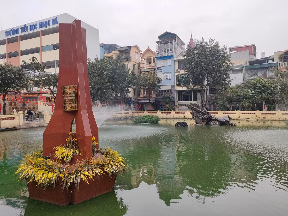 Sau hơn 1 năm cải tạo hồ Hữu Tiệp (Hà Nội), phần sót lại của "pháo đài bay" B-52 sau 50 năm được giữ nguyên vị trí. Đây là biểu tượng chiến thắng của quân và nhân dân Thủ đô trong chiến thắng “Hà Nội - Điện Biên Phủ trên không” 1972.