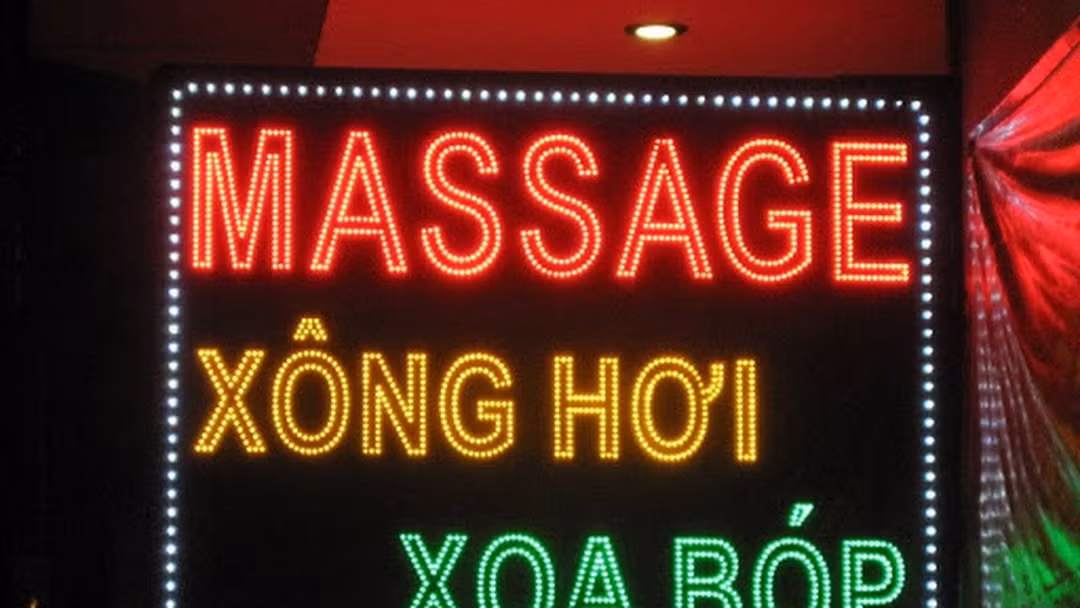 Chỉ khi những chứng cứ cụ thể được đưa ra thì chúng mới cúi đầu nhận tội. Chúng khai nhận, trước đó đã bán 4 cô gái khác cho các quán đang kinh doanh về tẩm quất, massage tại TP Nam Ninh, tỉnh Quảng Tây, Trung Quốc và kẻ cầm đầu trong đường dây này là Vi Thị Nghĩa (SN 1977, trú tại Sơn Động, Bắc Giang). Nghĩa là chủ quán tẩm quất massage hoạt động trá hình tại TP Nam Ninh, tỉnh Quảng Tây, Trung Quốc) (Ảnh minh hoạ, nguồn ảnh Internet)