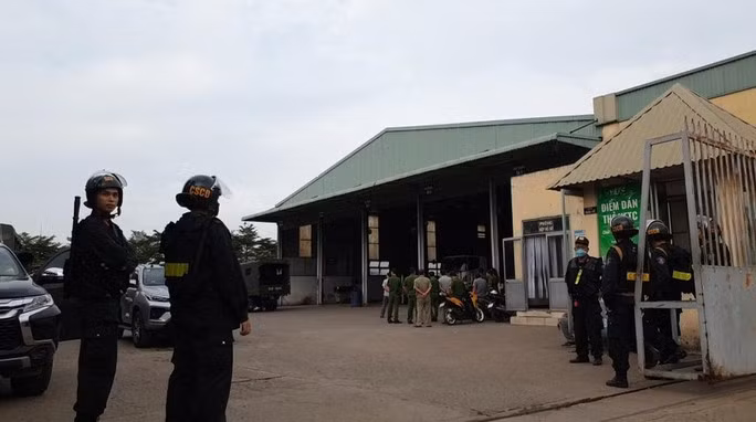 Thủ đoạn cụ thể: Bỏ qua các lỗi vi phạm trong công đoạn kiểm tra thủ công, cho thuê các phụ tùng thay thế các phụ tùng không đảm bảo tiêu chuẩn; sử dụng phần mềm can thiệp vào hệ thống đăng kiểm để thay đổi thông số kiểm định khí thải... của hơn 70.000 phương tiện giao thông cơ giới đường bộ của các chủ phương tiện, đối tượng "cò mồi" đưa đến kiểm định nhằm thu lợi bất chính với số tiền ước tính gần 10 tỷ đồng.