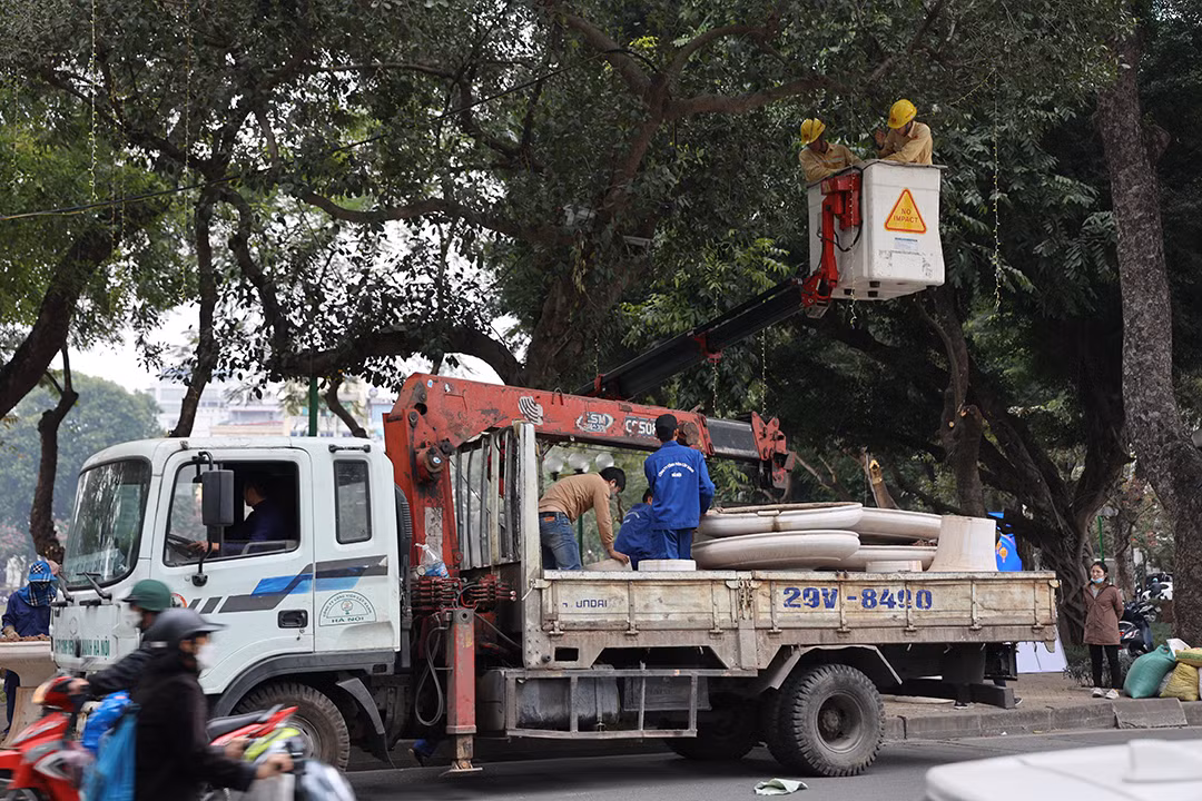 Hệ thống đèn chiếu sáng và trang trí đã dần hoàn thiện. 