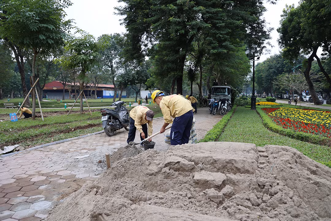 Gấp rút hoàn thiện hạng mục lát đá vỉa hè. 