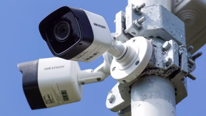 May mắn có một camera ghi lại được vài chữ số trên BKS chiếc xe máy của đối tượng. Qua phân tích hình ảnh, đọc được 3 số đầu, còn 2 số cuối phán đoán. Sau đó, chủ nhân của hơn 20 chiếc xe có đặc điểm, dãy số phù hợp đã được gọi hỏi, xác minh, nhưng họ đều có chứng cứ ngoại phạm. (Ảnh minh họa, nguồn ảnh Internet)
