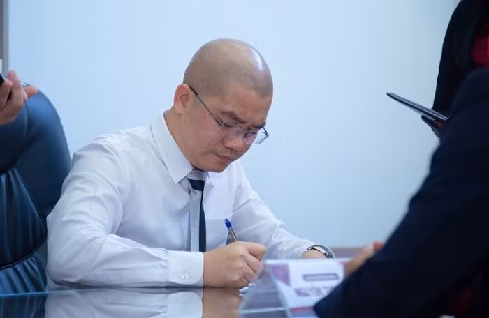 Trước hàng loạt thông tin trên truyền thông về các dự án “ma” mà Alibaba rao bán bị cưỡng chế do sai phạm, nhân viên đặt ra câu hỏi: “Nếu chủ tịch chết thì sao”?, Luyện tuyên bố: "Không sao. Vì những thứ tôi chia sẻ được viết thành sách, thành văn hết rồi".