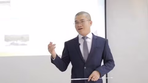 Trong một buổi tọa đàm với nhân viên, vị chủ tịch Alibaba còn tự tâng bốc mình thái quá, cho rằng sự việc lùm xùm xảy ra vừa qua đã cho mọi người thấy được "tài thao lược" của Luyện.