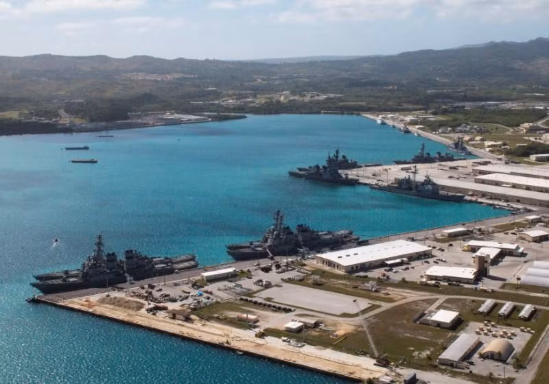 Mỹ cũng sử dụng đảo Guam làm nơi cất cánh cho hai máy bay Mỹ mang theo quả bom nguyên tử tàn phá hai thành phố Hiroshima và Nagasaki của Nhật Bản vào tháng 8/1945.