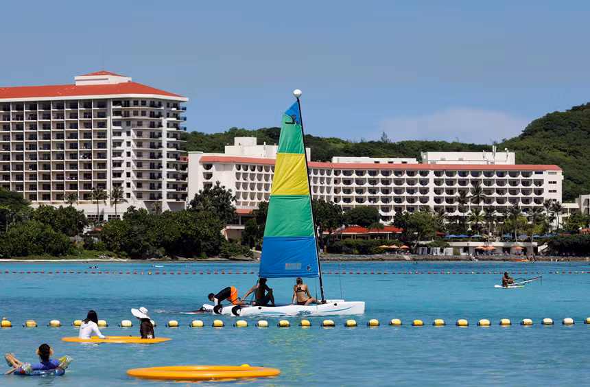 Theo kết quả nghiên cứu, người dân bắt đầu định cư trên đảo Guam từ thiên niên kỷ thứ 2 TCN. Đến năm 1521, nhà thám hiểm Ferdinand Magellan đặt chân lên đảo Guam.