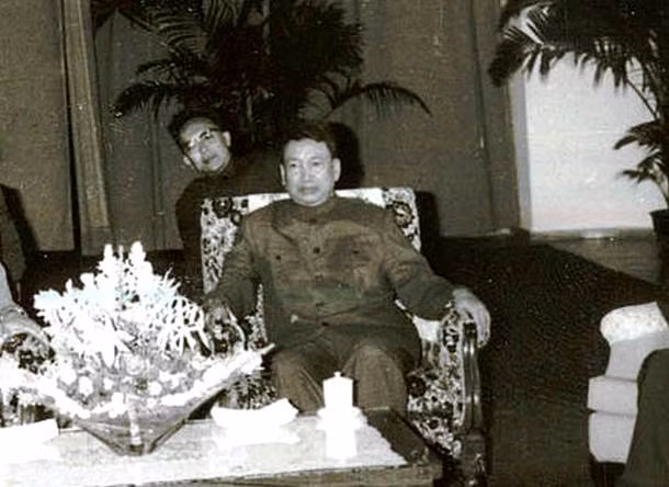 Pol Pot hay còn gọi Saloth Sar được đánh giá là nhà lãnh đạo tàn ác nổi tiếng thế giới. Giữ chức Thủ tướng Campuchia từ năm 1976 - 1979, Pol Pot đã đẩy đất nước Campuchia vào chế độ diệt chủng Khmer Đỏ. Theo ước tính, khoảng 1,7 triệu người dân vô tội Campuchia chết vì thảm họa diệt chủng Pol Pot.