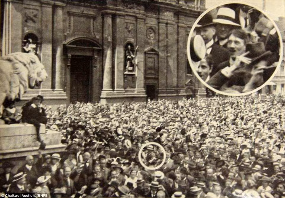 Ảnh chụp Hitler tham gia một sự kiện hồi tháng 8/1914.