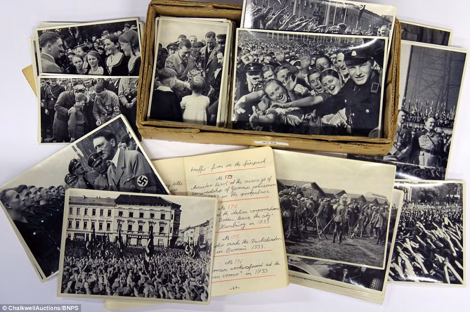 Những bức ảnh chụp trùm phát xít Hitler này được một người giấu tên đem rao bán tại Chalkwell Auctions ở Essex, Anh.