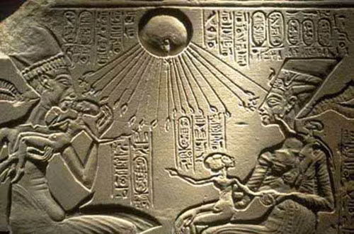 Trong thời gian trị vì đất nước 1353 - 1336 TCN, Nữ hoàng Nefertiti cùng chồng đã thực thi cuộc cách mạng tôn giáo, khi họ bắt đầu chỉ thờ một vị thần linh duy nhất là thần Aten hay thần Mặt Trời.
