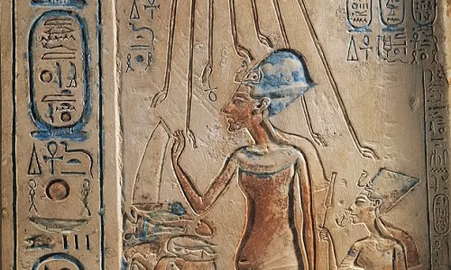 Cụ thể, có giả thuyết cho rằng, sau khi chồng qua đời, bà lấy hiệu là Pharaoh Smenkhkare và cai trị Ai Cập.