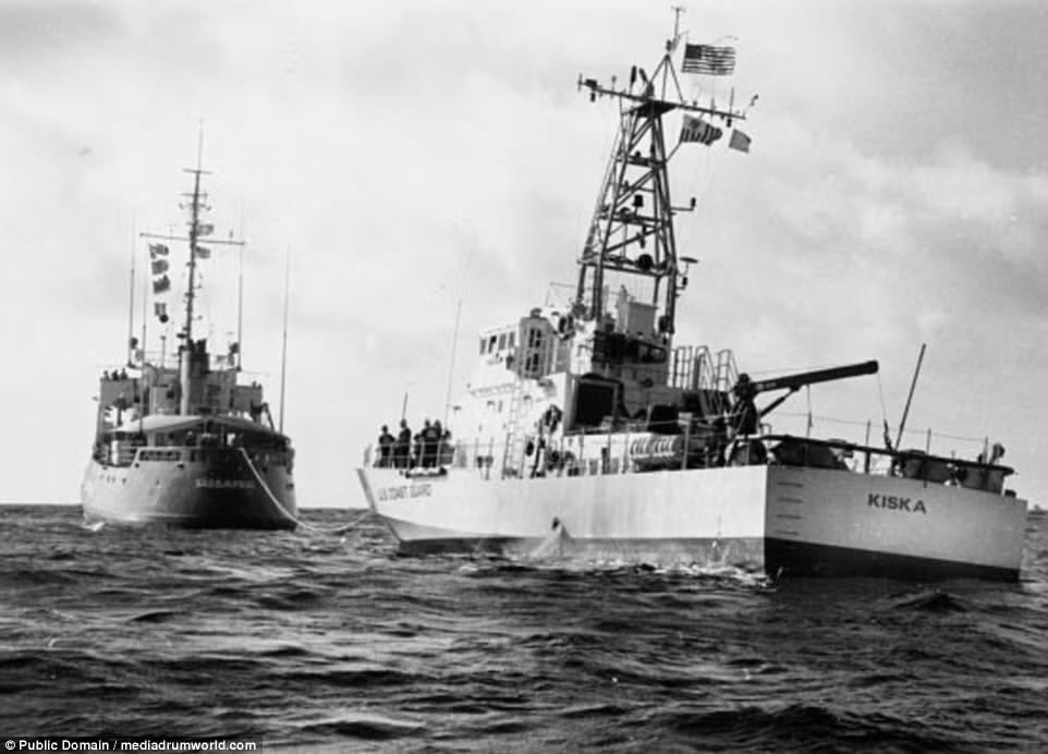 Tàu tuần dương Cutter Sassafrass tiến gần đảo Guam trong Chiến tranh thế giới 2.