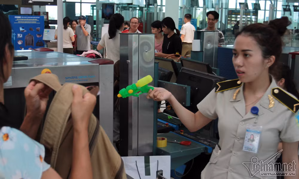 Bên cạnh đó, dù trước cổng kiểm soát an ninh luôn đòi hỏi phải tập trung, chú ý quan sát, nhưng những hình ảnh về nữ nhân viên an ninh xinh đẹp giúp đỡ các bà mẹ mang thai, trẻ nhỏ đi qua cổng kiểm tra an ninh khiến không ít người xúc động. Trong ảnh là súng nhựa - đồ chơi trẻ em không được phép mang lên máy bay.