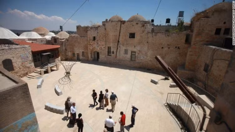Theo Tổ chức Du lịch Thế giới (UNWTO), các vùng lãnh thổ Palestine đứng đầu danh sách khi có tốc độ tăng trưởng du lịch mạnh, tăng 57,8 % so với năm ngoái. Những địa điểm du lịch hút khách ở nơi đây là các cung điện thời đế chế Ottoman và các khu lịch lịch sử - tôn giáo.