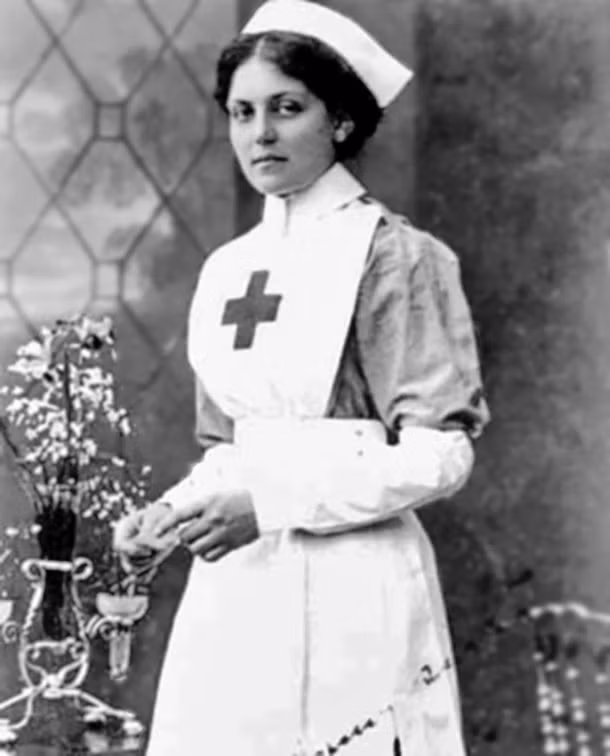 Violet Jessop là trường hợp sống sót diệu kỳ khi thoát chết 3 lần trong những vụ đâm hay đắm tàu kinh hoàng. Thậm chí, người phụ nữ này còn được đặt biệt danh là quý bà không thể chìm.